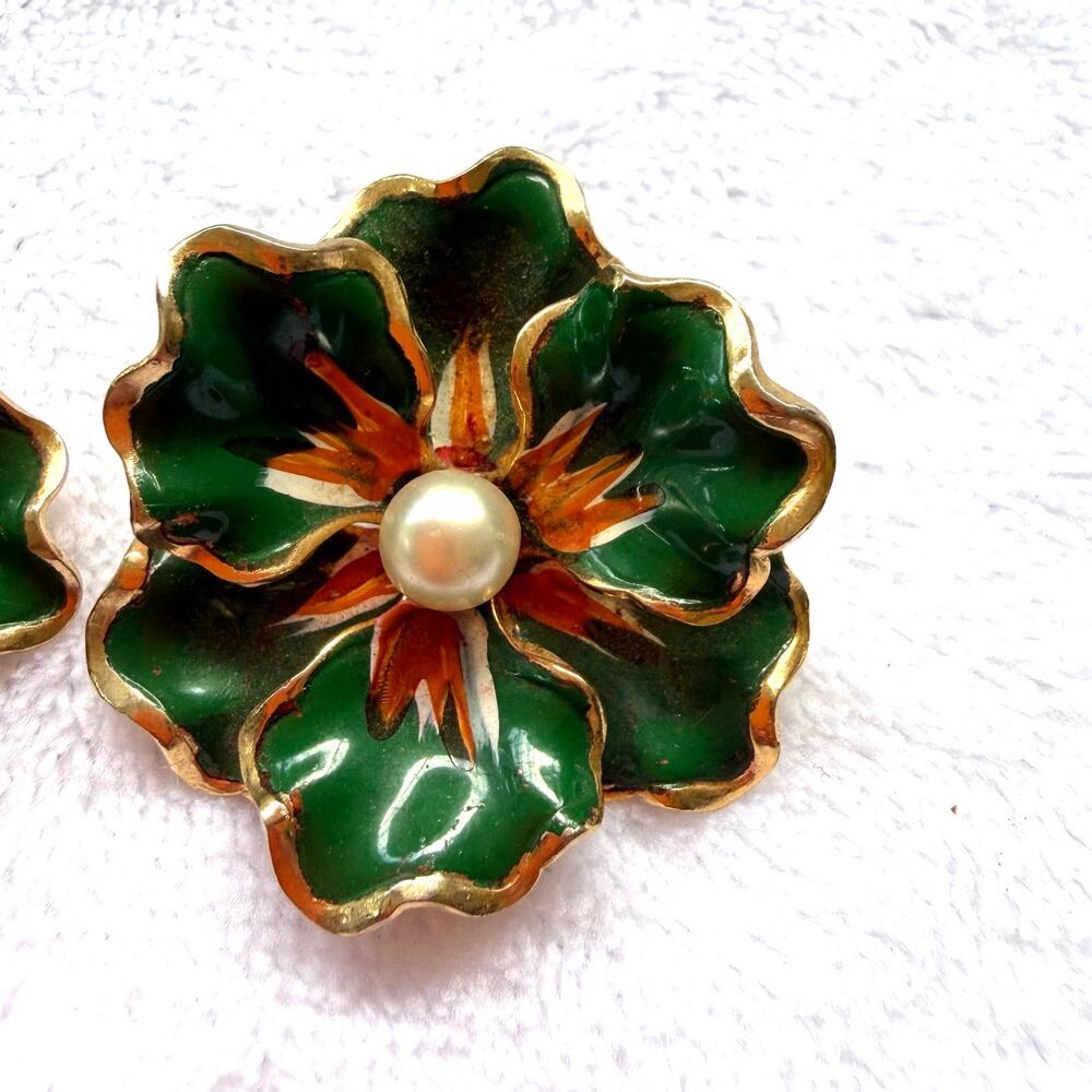 Vintage Coro Flower Enamel Clip On Earrings Green Faux Pearl Gold Tone 60s Retro - Picture 2 of 7